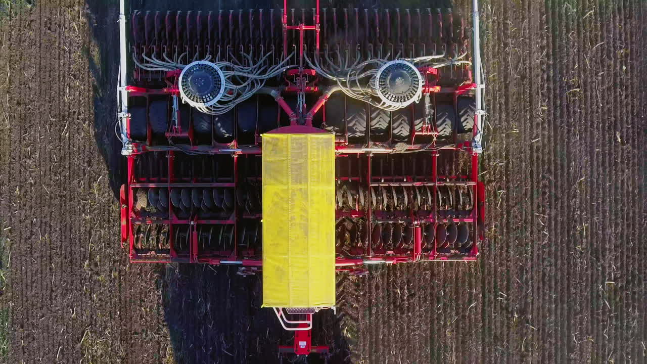 vista desde arriba de la desgarradora y aireación del suelo antes de la siembra