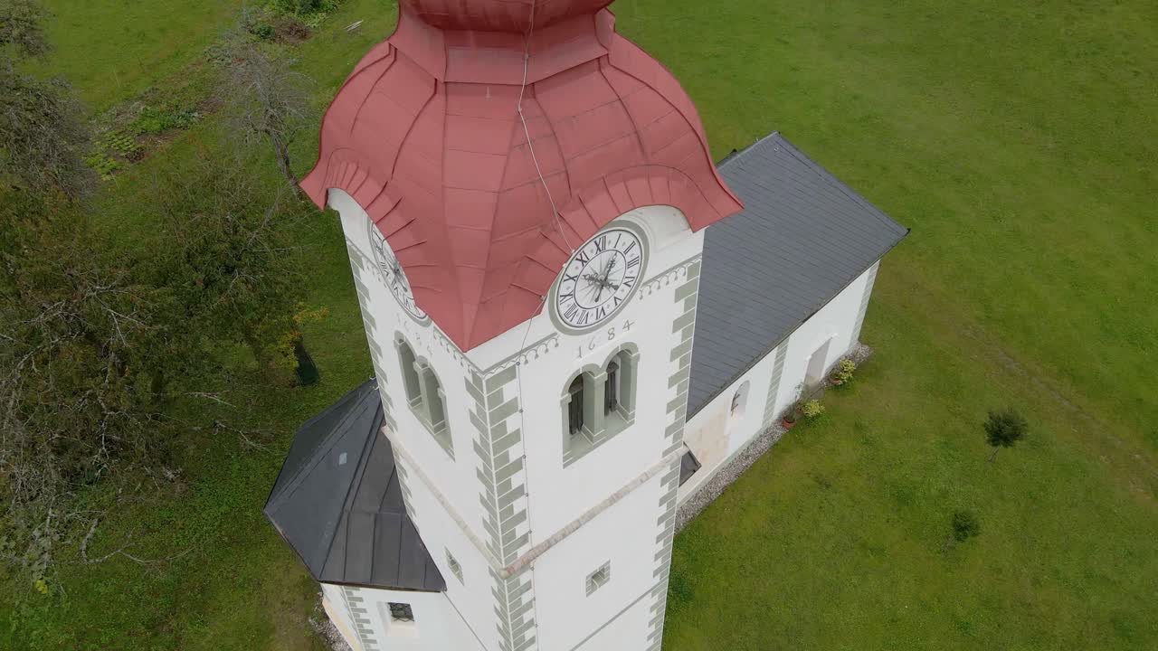 Draufsicht auf die St.-Stephans-Kirche in Herbstfarben mit Wald, Kupljenik, Bled