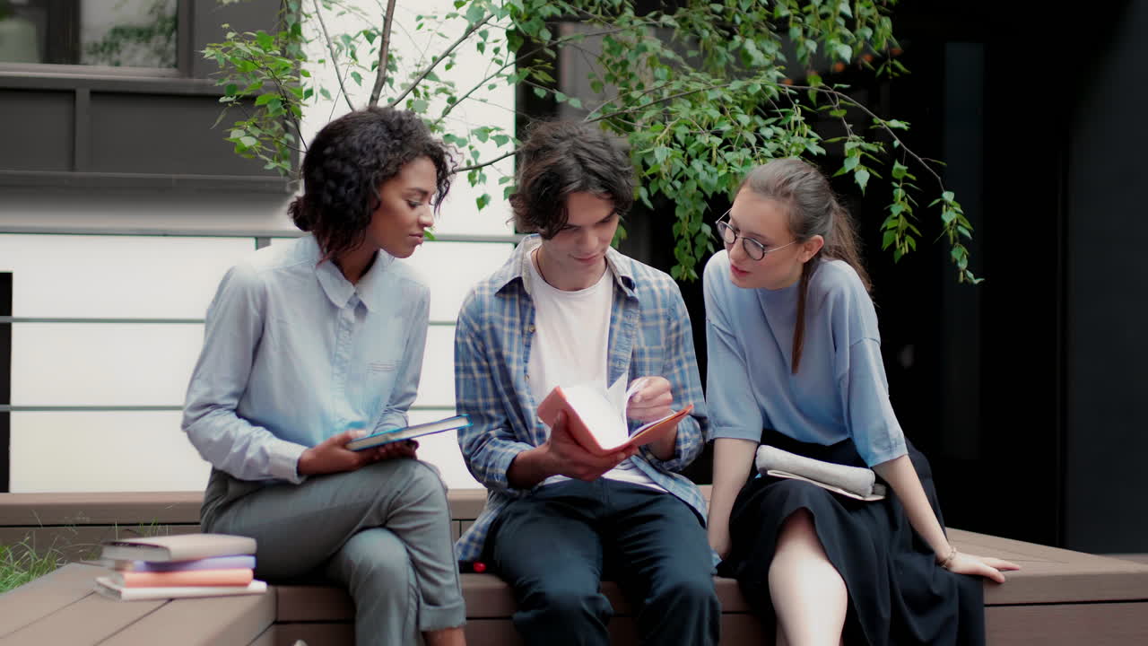 대학 캠퍼스의 다민족 친구들.