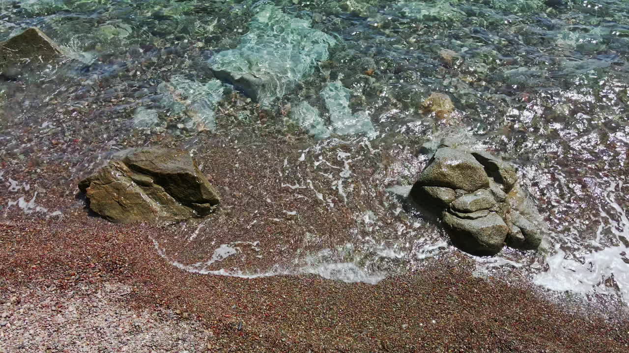 Onde del mare della Sardegna, vista aerea con drone
