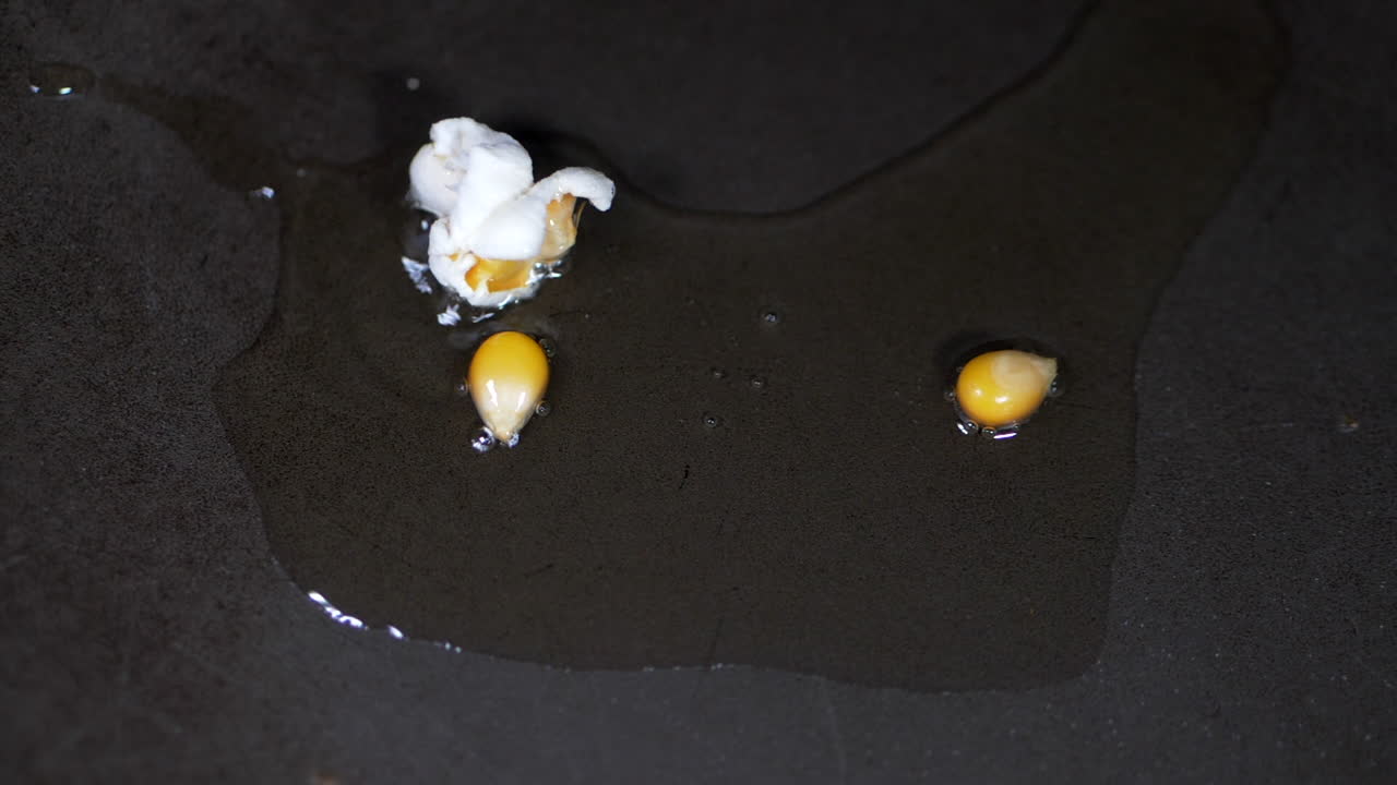 냄비에 팝핑 옥수수 팝의 슬로우 모션 커널