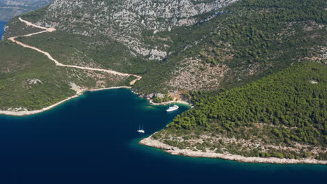 Barcos-Atracados-En-La-Cala-Escondida-En-Peljesac,-Croacia-Durante-El-Día---Panorámica-Aérea