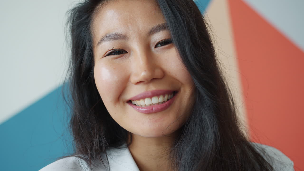 웃는 아시아 여성의 초상화