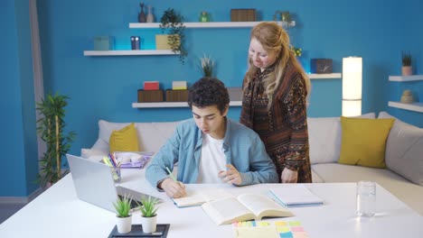 el joven que estudia en casa es feliz y de buen humor.