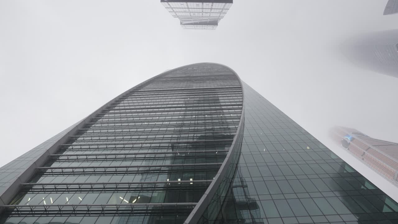안개 가득한 도시 풍경 에 있는 현대적 인 마천루
