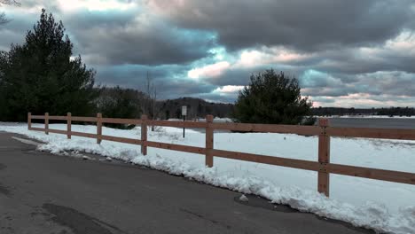 Ein-Wintersturm-Braut-Sich-über-Dem-Michigansee-Zusammen