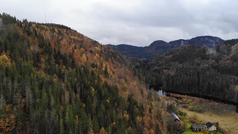 Imágenes-Escénicas-De-Drones-De-Cabañas-De-Montaña,-Río-Forestal-Y-Colinas-En-Otoño