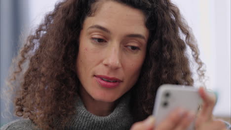 mujer sorpresa con teléfono inteligente para compras en línea