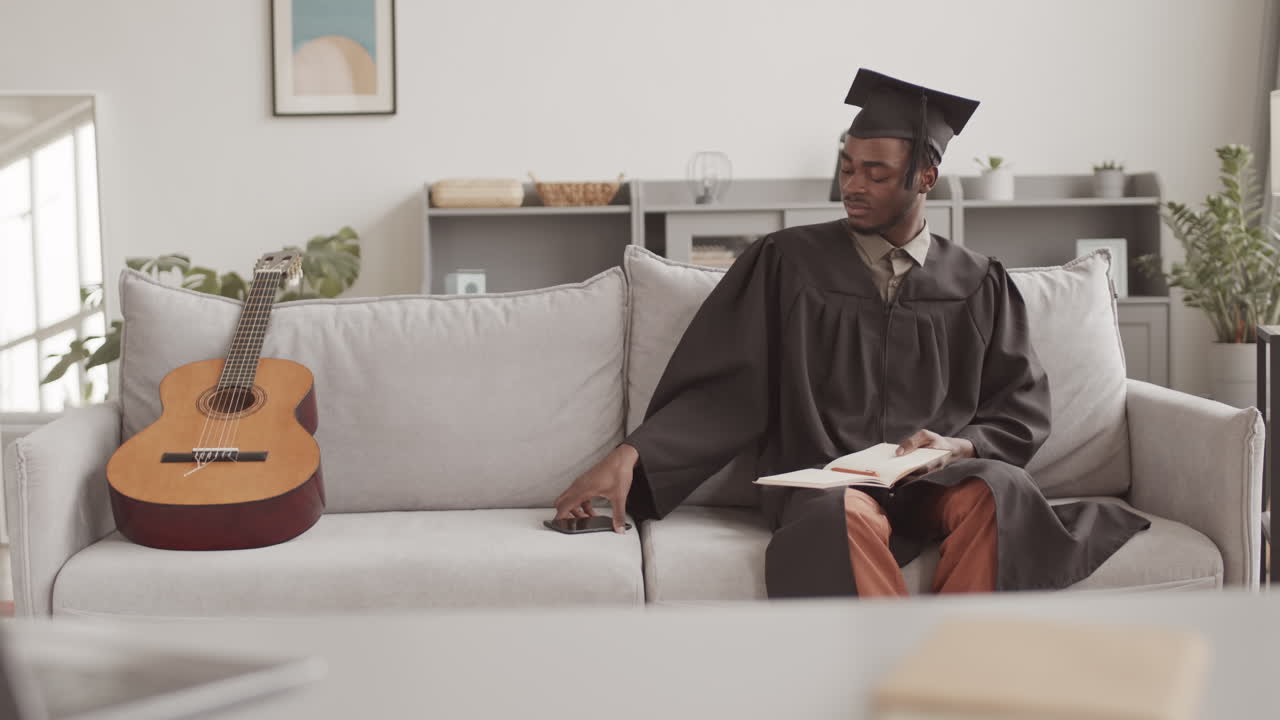 Afrikansk mannlig student som mottar en telefonsamtale