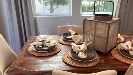 comedor moderno organizado para salas de exhibición de bienes raíces o muebles