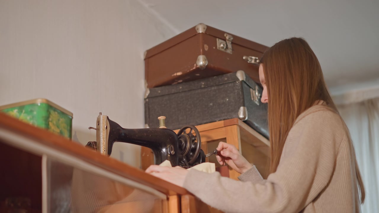 Donna che utilizza una macchina da cucire antica. Una donna tranquilla si dedica al restauro di biancheria con strumenti da cucito classici. Una donna calma ripara abilmente una tenda di lino usando una vecchia macchina da cucire in un ambiente accogliente.