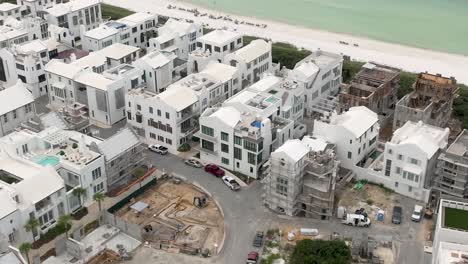 Drehen-Sie-Sich-Nach-Rechts,-Alys-Beach,-Florida,-Weiße-Häuser-Im-Bau-Neben-Dem-Meer