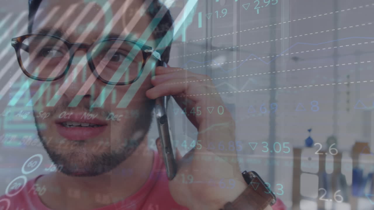 animación del procesamiento de datos del mercado de valores contra el hombre caucásico hablando en el teléfono inteligente.