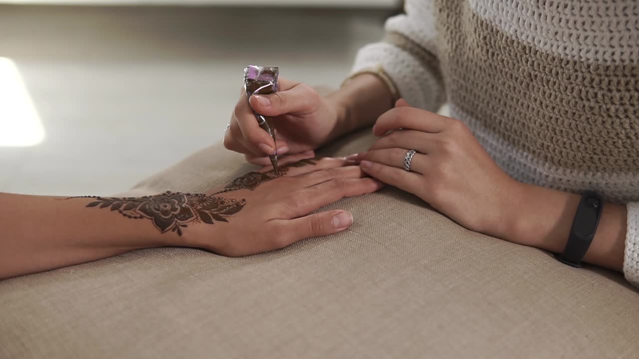aplicación de tatuaje de henna