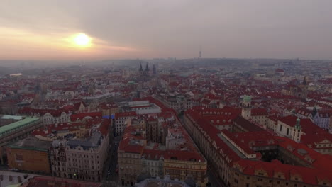 Vista-Aérea-Del-Paisaje-Urbano-De-Praga-Al-Amanecer