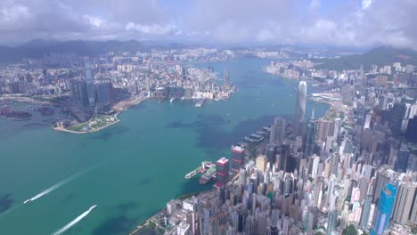 vista aérea épica del puerto de victoria en un día despejado, con nubes gruesas y luz solar