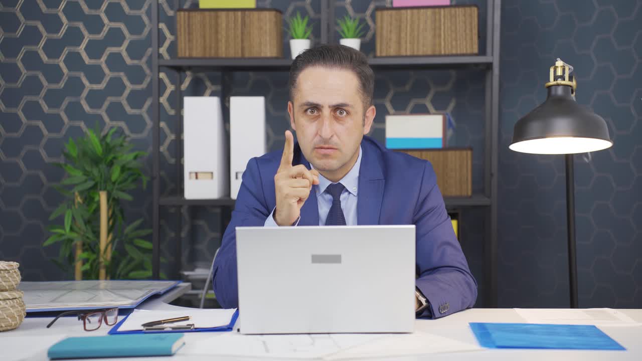 hombre de negocios mirando a la cámara enojado y agresivo.