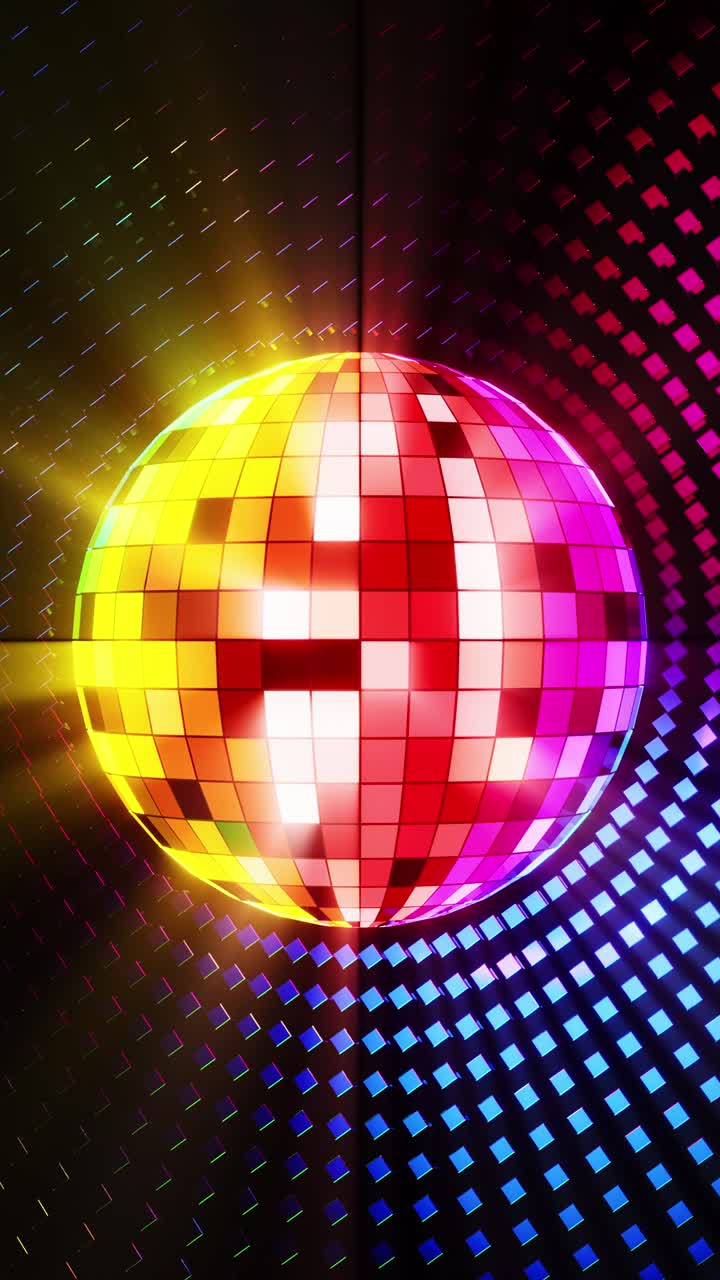una bola de discoteca brillante con reflejos relucientes. video en bucle vertical