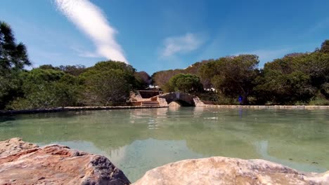 Video-De-Agua-Del-Parque-En-España,-Cerca-De-Torrevieja-En-Valenciana,-Con-Varias-Pequeñas-Cascadas-Y-Piscinas