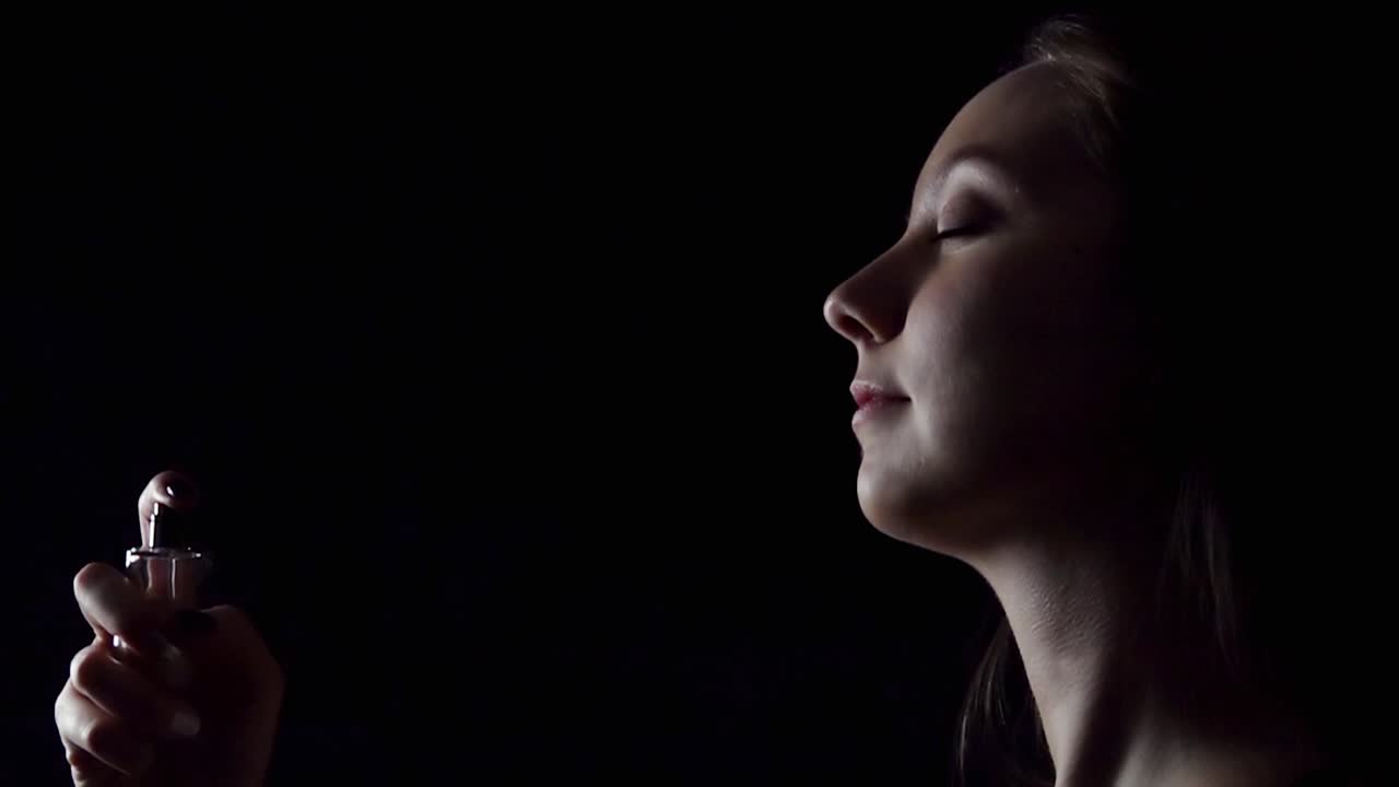 향수를 뿌리는 여자