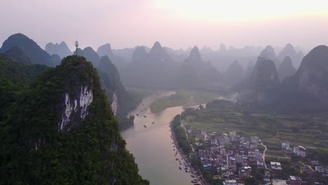 vue aérienne de la rivière li jiang et des formations rocheuses karstiques près de la ville de guilin, chine