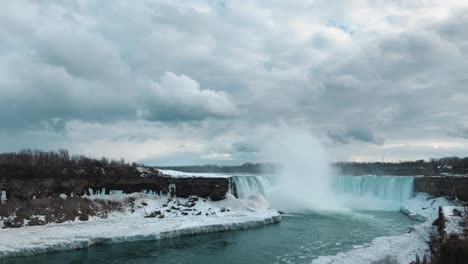 Cascada-Nublada-Congelada-En-El-Hiperlapso-De-Niagara