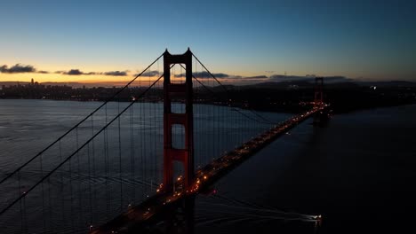 vista de avión no tripulado del puente golden gate con amanecer y el paisaje urbano de san francisco en el horizonte