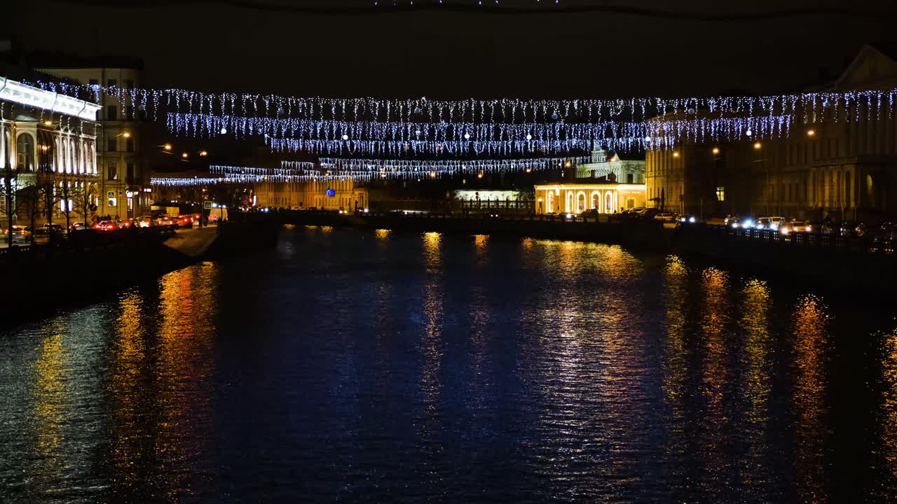 río de la ciudad por la noche con decoraciones de navidad