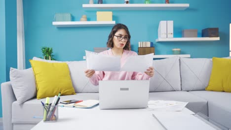 Angry-young-woman-working-in-her-home-office.