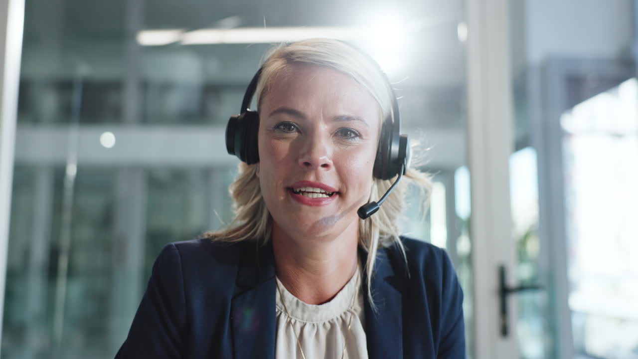 Profesjonell kvinne med headset på videosamtale på kontoret