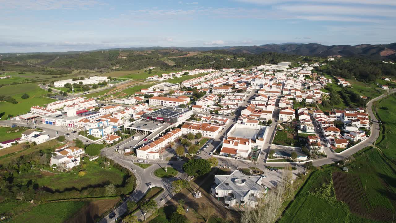 tomada aérea de establecimiento de la pequeña ciudad de aljezur en el campo del algarve, portugal, tomada en órbita