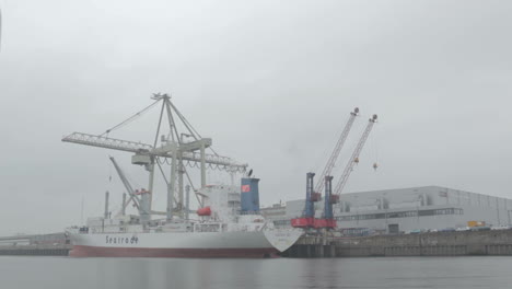 Unloading-the-cargo-ship