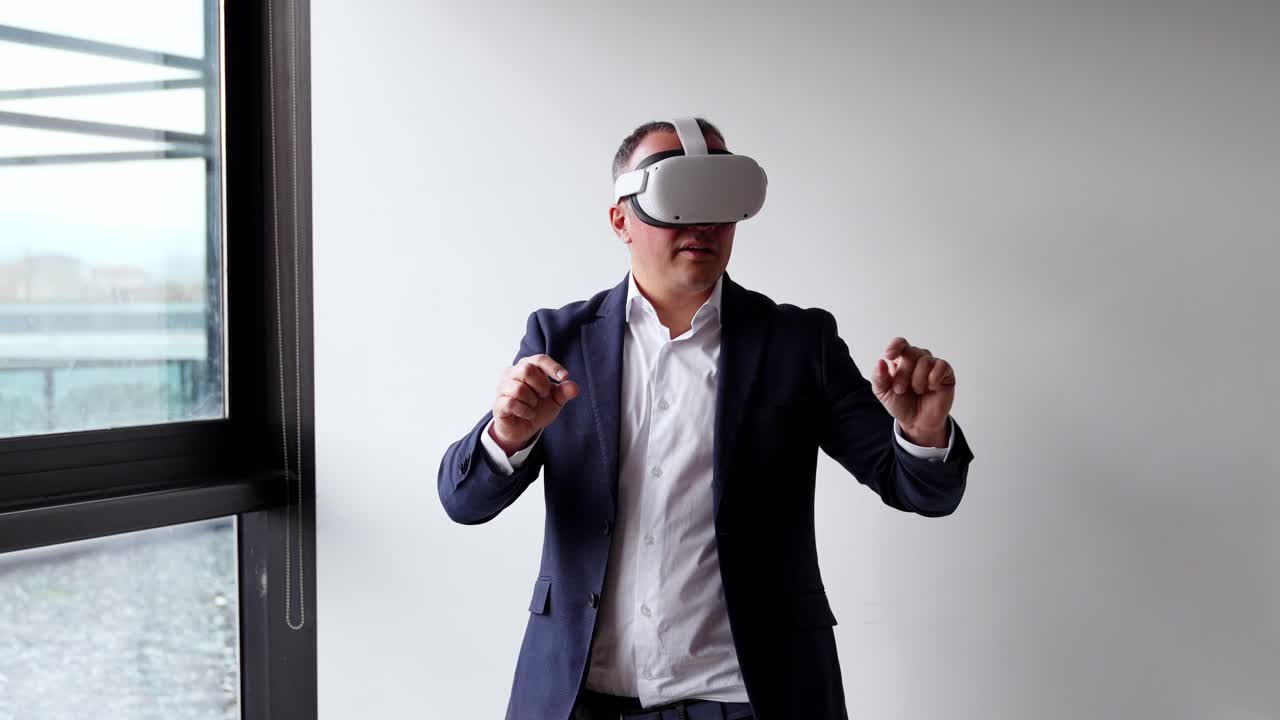 Uomo che utilizza la realtà virtuale con visore VR in ufficio