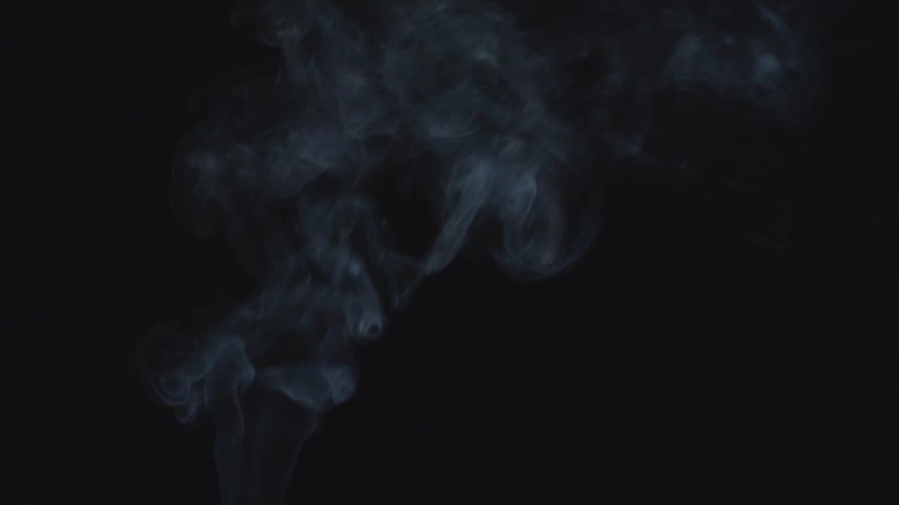 Fumo bianco astratto, nuvola di nebbia fredda su sfondo illuminato
