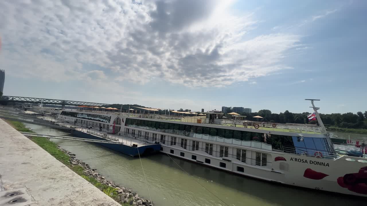 슬로바키아 의 유럽 수도 인 브라티슬라바 에 있는 다뉴브 강 에 있는 크루즈 선박