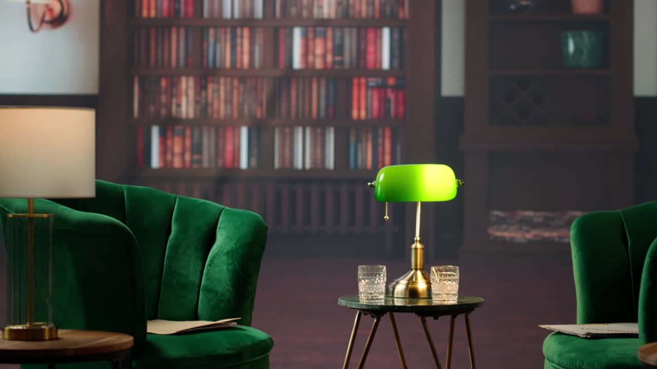 멋지고 세련된 도서관 라운지 공간은 빈티지 장식과 따뜻한 조명을 갖추고 있습니다.