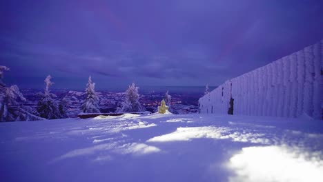 réplica minimalista de invierno del transmisor en lysa hora durante la hora azul de la mañana, beskydy uhd