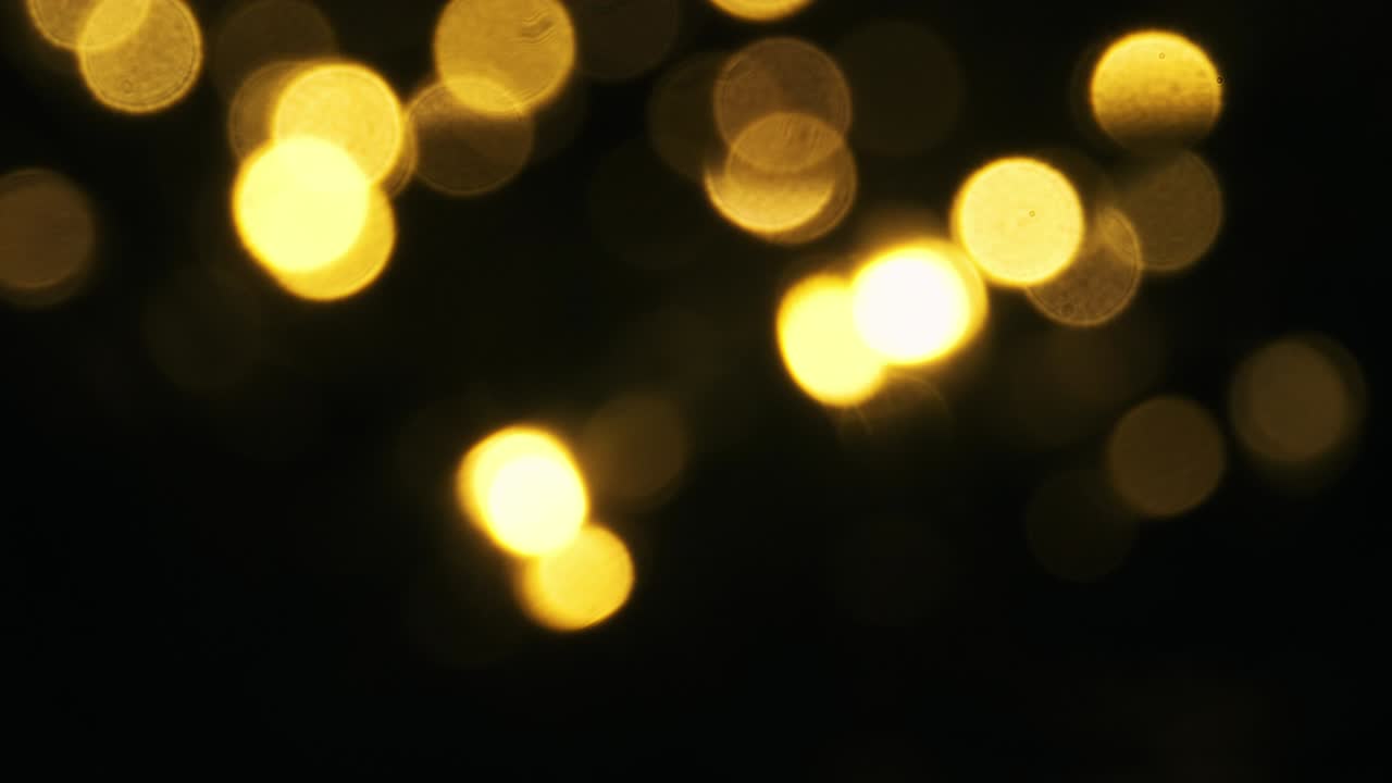 abstracción. las luces redondas borrosas son amarillas.