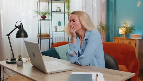 Displeased-businesswoman-using-laptop-surprised-bad-news-fortune-loss-game-fail-computer-virus-error