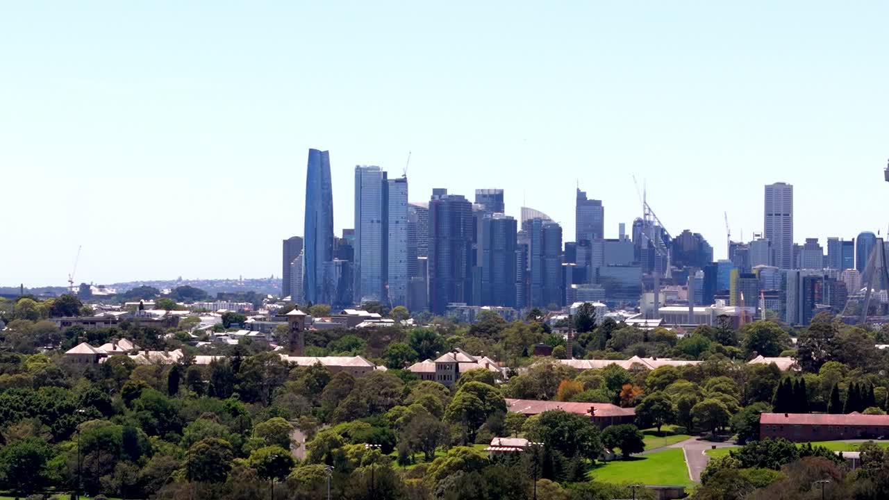 도시 와 자연: 활기찬 대도시 의 웅장 한 스카이 라인 을 앞세운 울창 한 공원