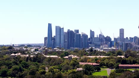 Stadt-Trifft-Auf-Natur:-Ein-üppiger-Park,-Der-Die-Imposante-Skyline-Einer-Geschäftigen-Metropole-In-Den-Vordergrund-Stellt