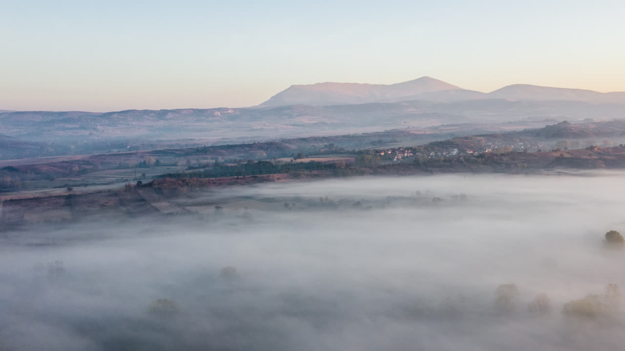 안개가 자욱한 산 풍경