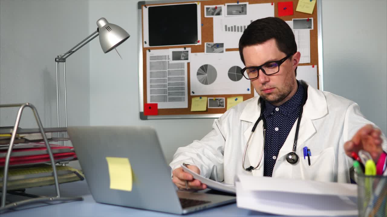 médico revisando los registros de los pacientes