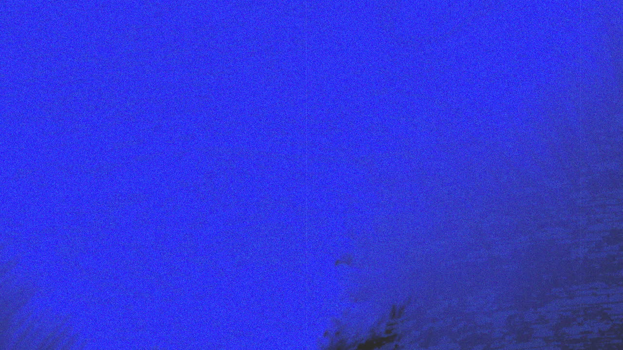 파란색과 검은색 수채화 잉크가 소음과 함께 그런지 텍스처에