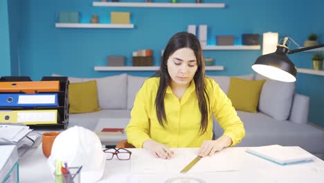 Joven-Ingeniero-Trabajando-Desde-Casa-Pensativamente-Y-Buscando-Nuevas-Ideas.