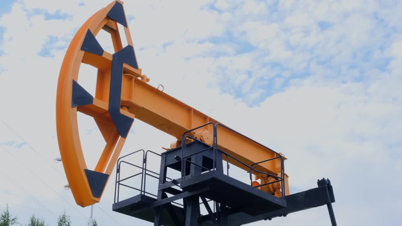 코로나 바이러스에 의한 석유 가격 전쟁: 글로벌 위기로 인해 석유 가격이 떨어집니다: 사막 오일필드에서 석유 굴착 굴착소: 지상에서 원유 생산: 석유 생산, 천연 가스