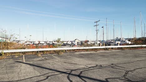un puerto deportivo visto desde un estacionamiento cercano