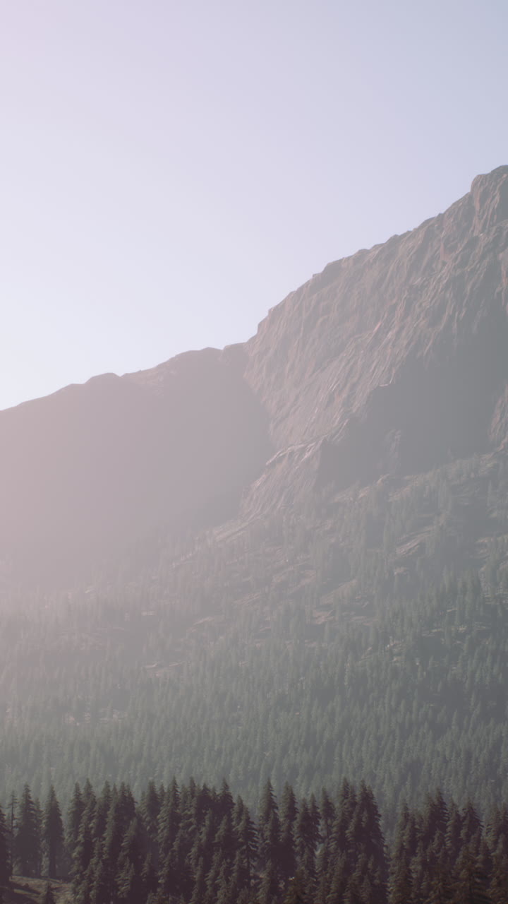 Vista de la montaña con niebla