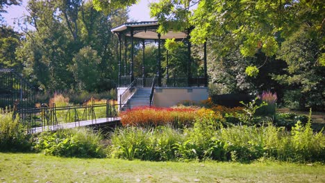 cubrir el stand de la banda romántica en el estanque en el vondelpark amsterdam en verano ha cerrado las puertas