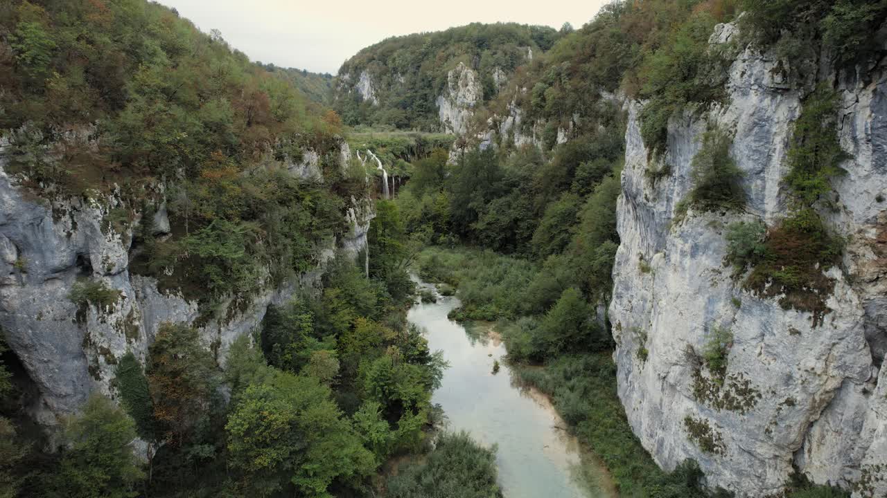 exuberante cañón de río rocoso con cascadas, plitvice, croacia